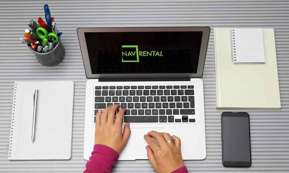 pc aperto sulla schermata logo Nav Rental